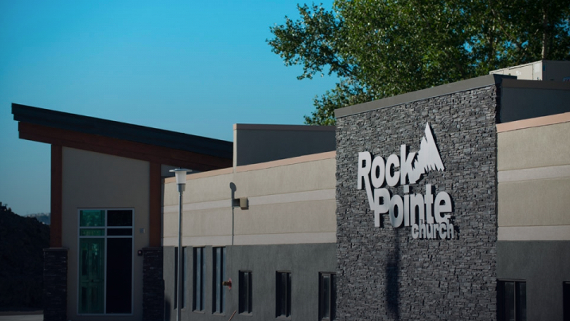 A view of the exterior building of RockPointe Bowridge